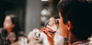 Moderate alcohol drinking linked to less chronic pain and depression