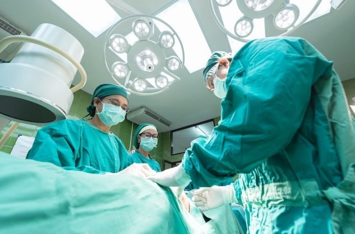 This less invasive surgery for lung cancer may help people recover fast