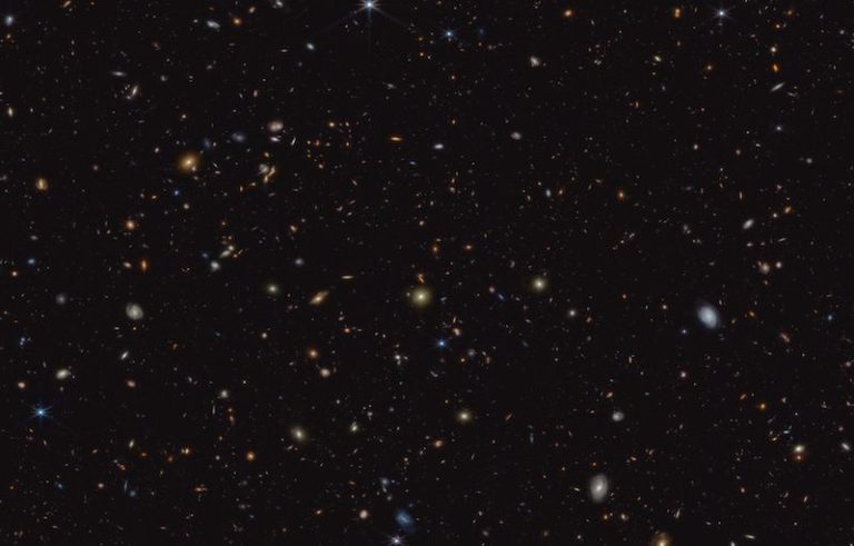 Carbon-based molecules seen just a billion years after the Big Bang