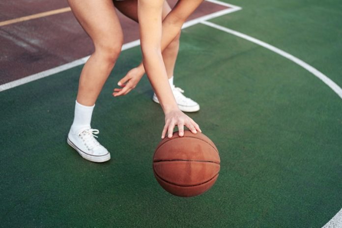 A pat on the back can help you play basketball better
