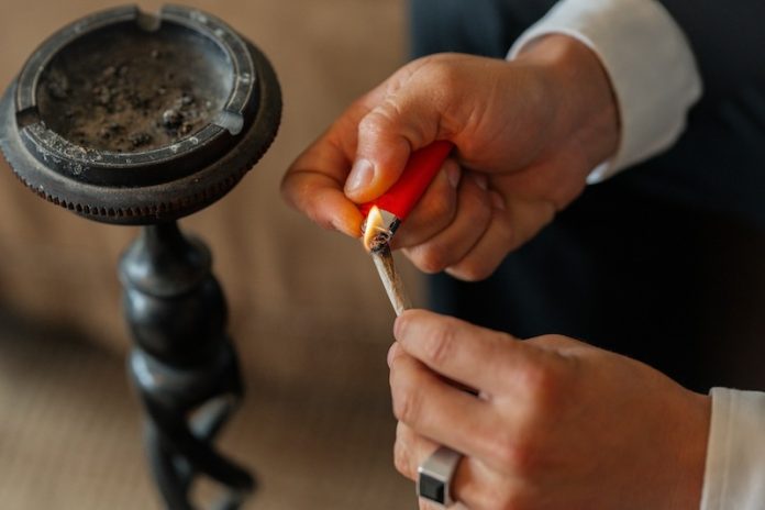 00-Smoking cannabis and tobacco harms the lungs differently