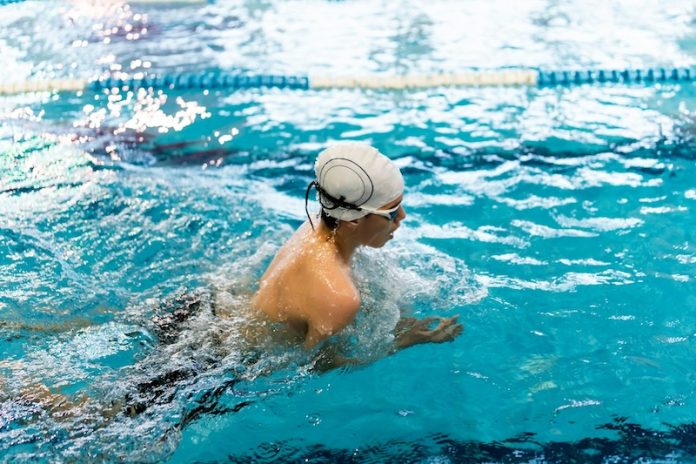 Aquatic therapy eases back pain and improves mental health