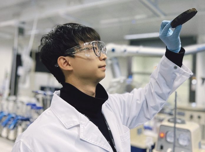 Scientists create super sponge that turns air into clean water