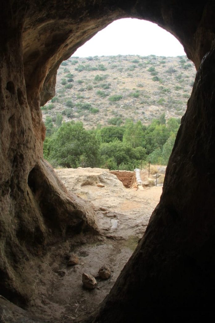 Scientists discover earliest evidence of humans and Neanderthals interbreeding