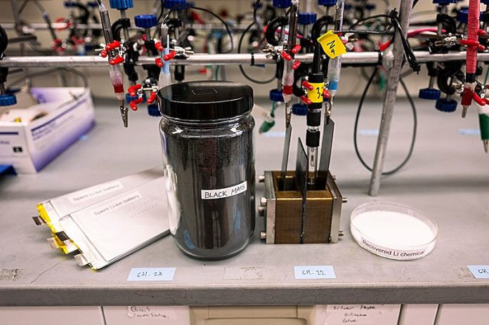 Scientists find cheap way to recycle lithium from old EV batteries