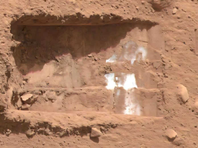 Why Martian ice may hide ancient signs of life